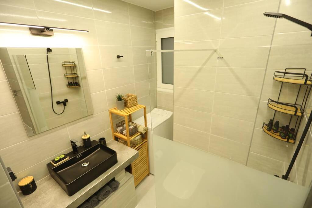 Modern And Luxury Apartment Афіни Екстер'єр фото